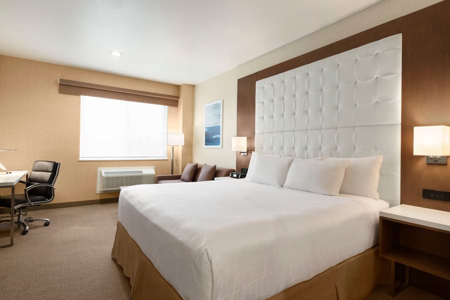Wyndham Anaheim — Guest room