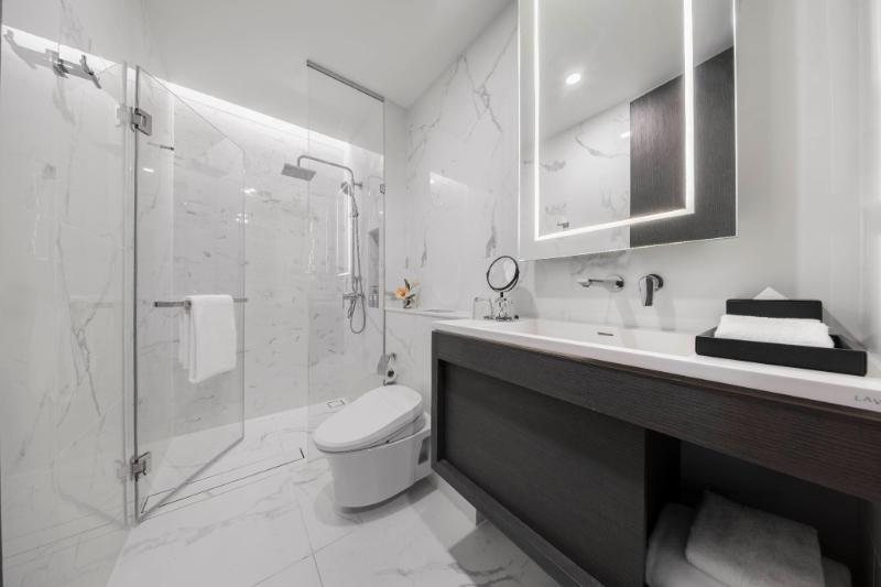Wyndham Bangkok Queen Convention Centre — Bathroom