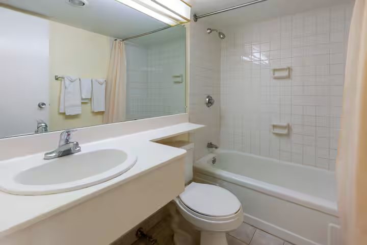 Wyndham Cleveland Airport — Bathroom