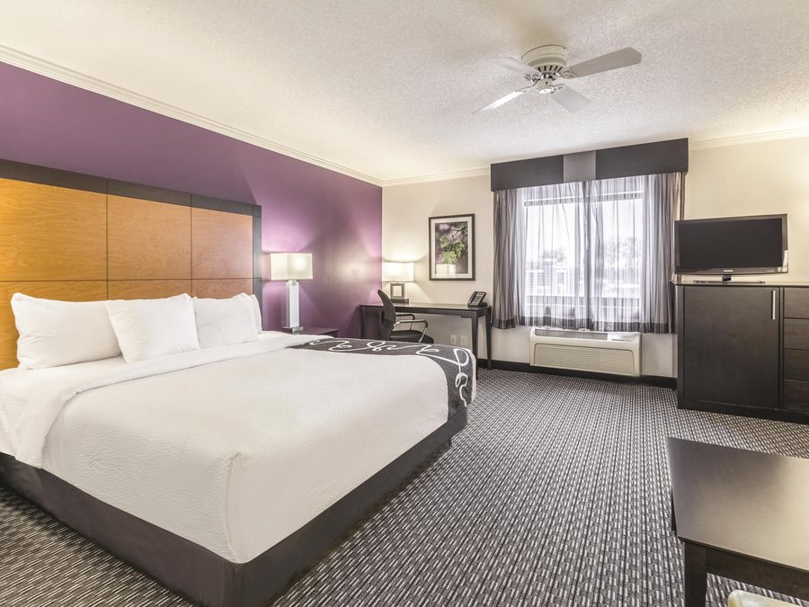 Wyndham Cleveland Airport — Guest room