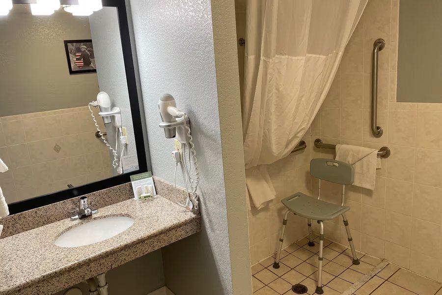 Wyndham Garden Ankeny — Bathroom