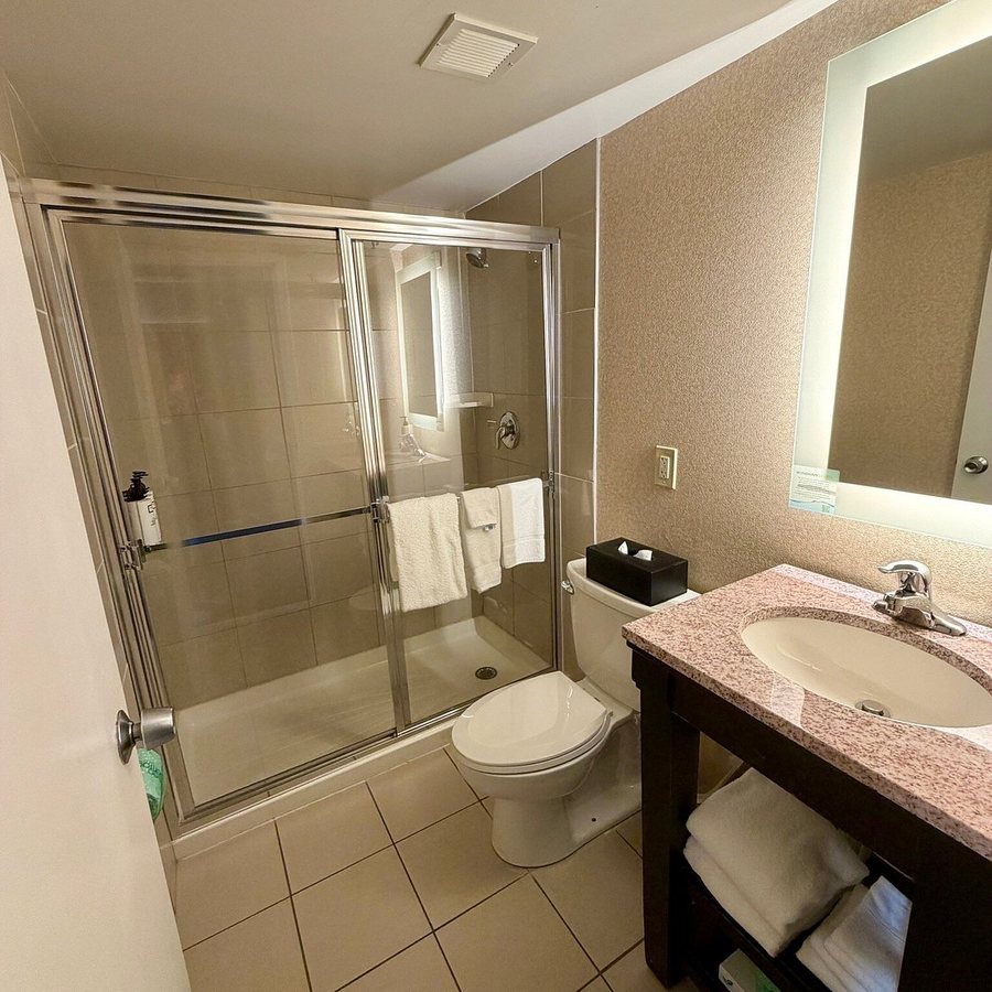 Wyndham Garden at Niagara Falls — Bathroom