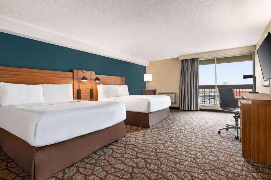 Wyndham Garden at Niagara Falls — Guest room