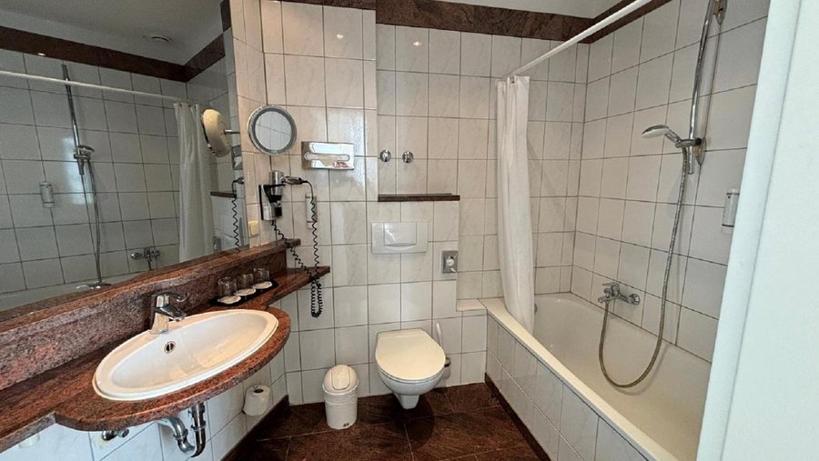 Wyndham Garden Berlin Mitte — Bathroom