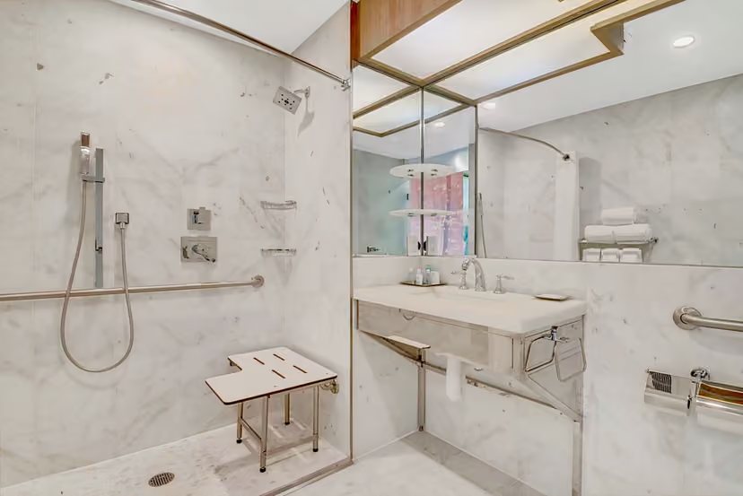 Wyndham Garden Brooklyn Sunset Park — Bathroom