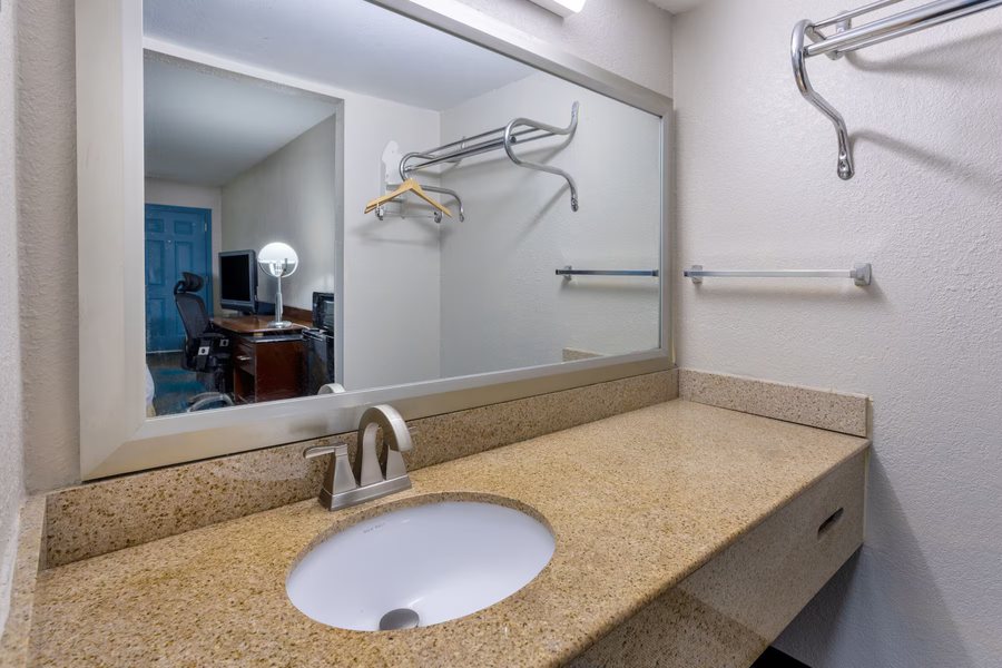 Wyndham Garden Columbia SC — Bathroom