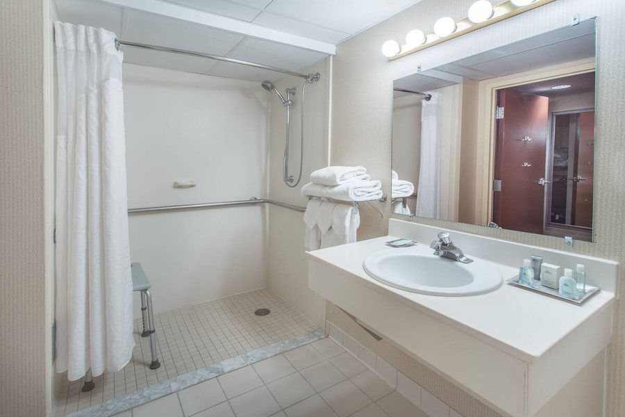 Wyndham Garden Conference Center Champaign Urbana — Bathroom