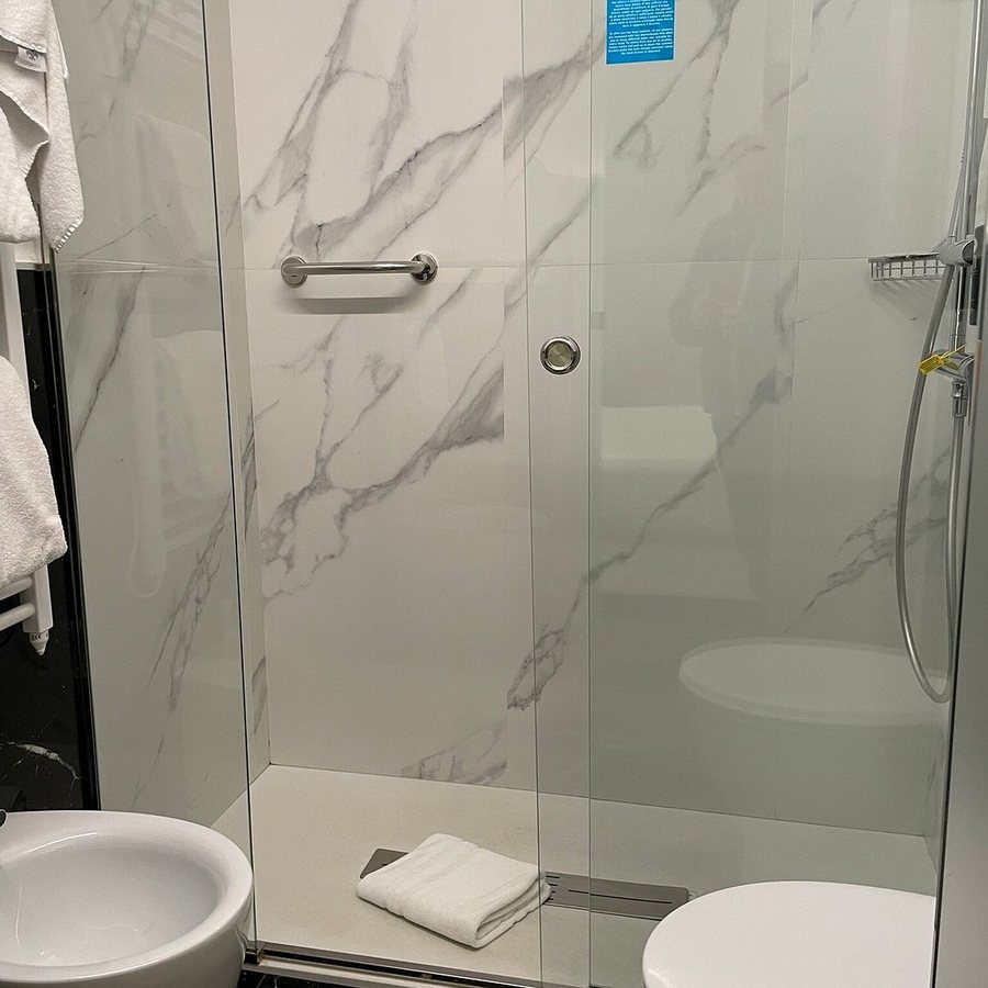 Wyndham Garden Florence — Bathroom