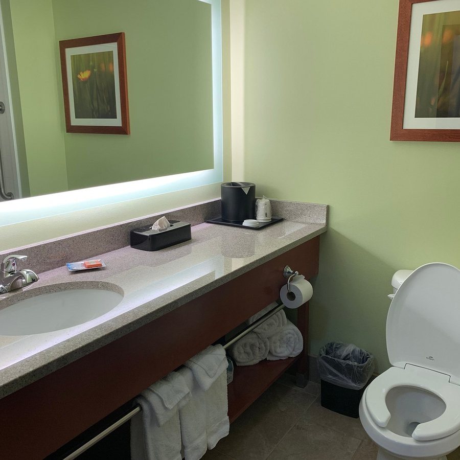 Wyndham Garden Fort Wayne — Bathroom