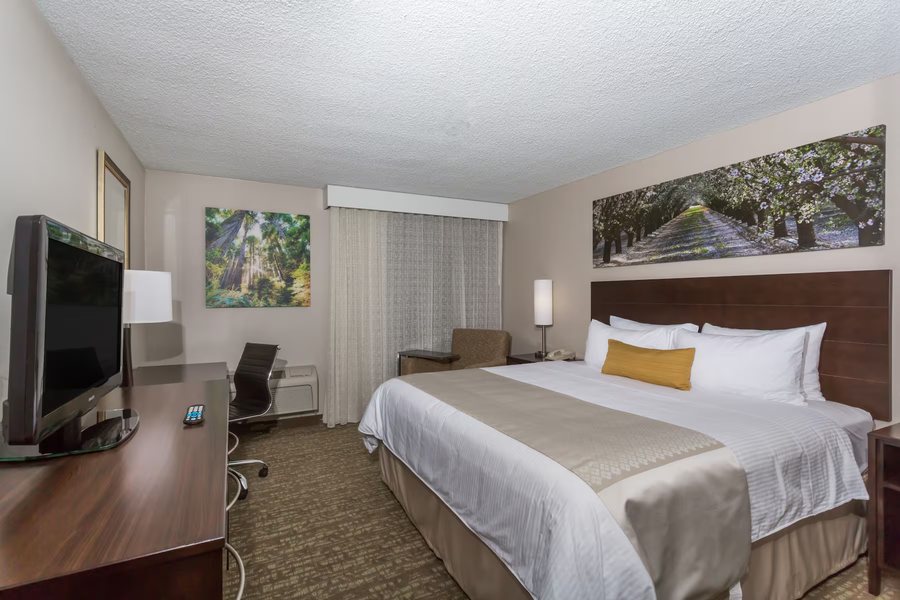 Wyndham Garden Fresno Airport — Guest room