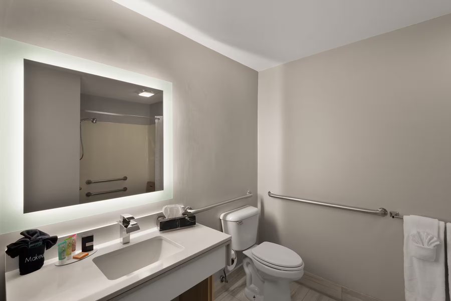 Wyndham Garden Galena Hotel Day Spa Galena Illinois — Bathroom