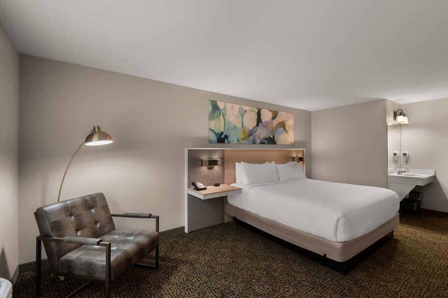 Wyndham Garden Galena Hotel Day Spa Galena Illinois — Guest room