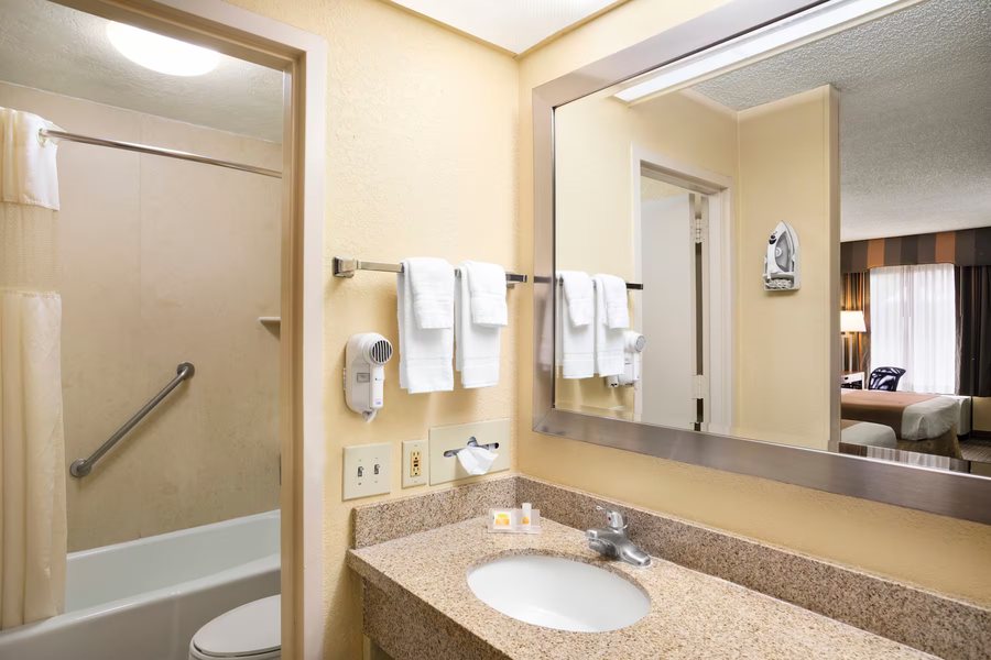 Wyndham Garden Jacksonville — Bathroom