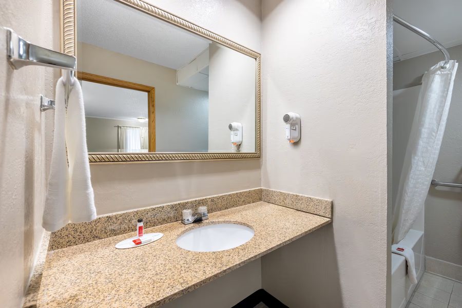 Wyndham Garden Kansas City Airport — Bathroom