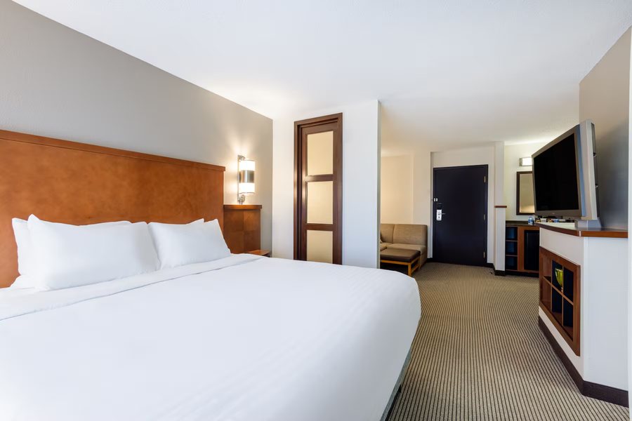 Wyndham Garden Kansas City Airport — Guest room
