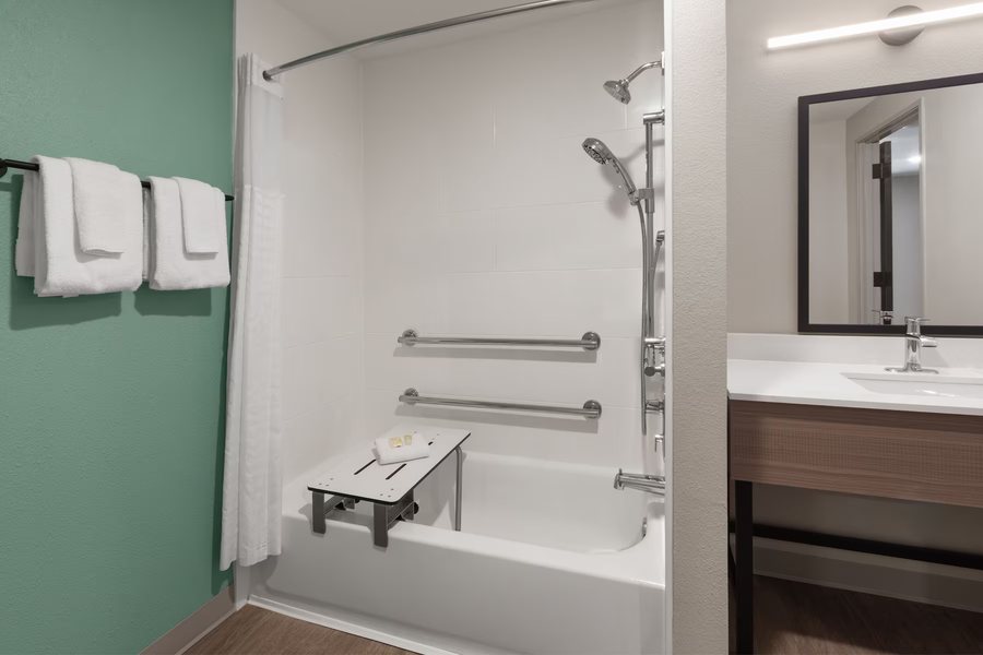 Wyndham Garden Katy — Bathroom