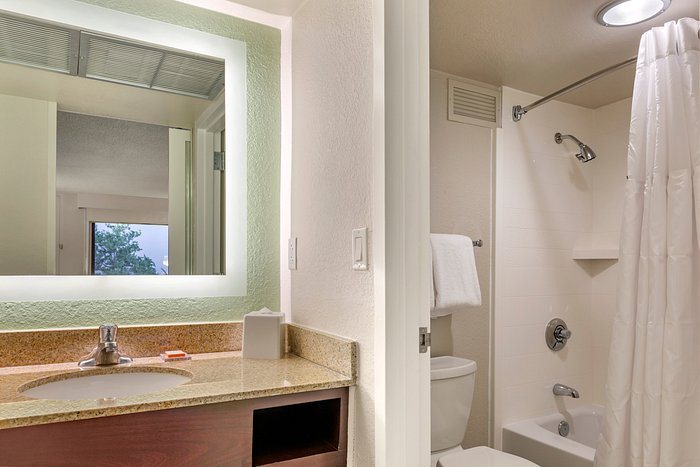 Wyndham Garden Lake Buena Vista Disney Springs Resort Area — Bathroom
