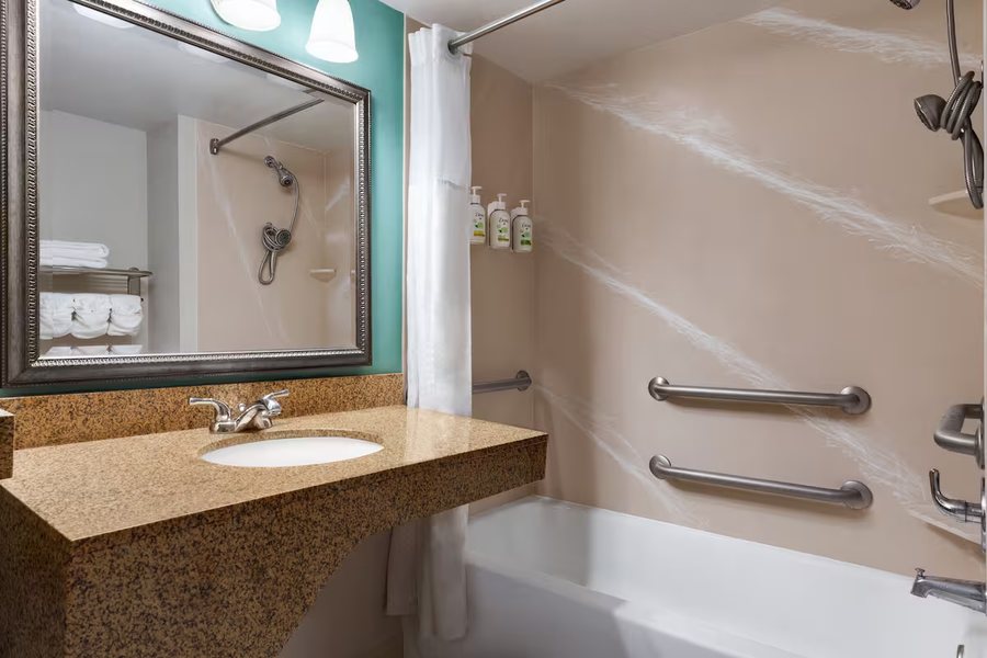 Wyndham Garden Louisville East — Bathroom