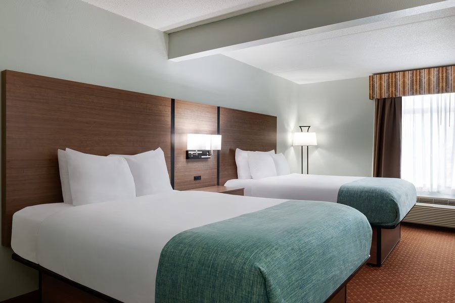 Wyndham Garden Louisville East — Guest room