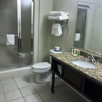 Wyndham Garden Madison Fitchburg — Bathroom