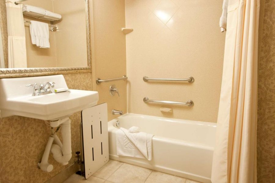 Wyndham Garden Midland — Bathroom