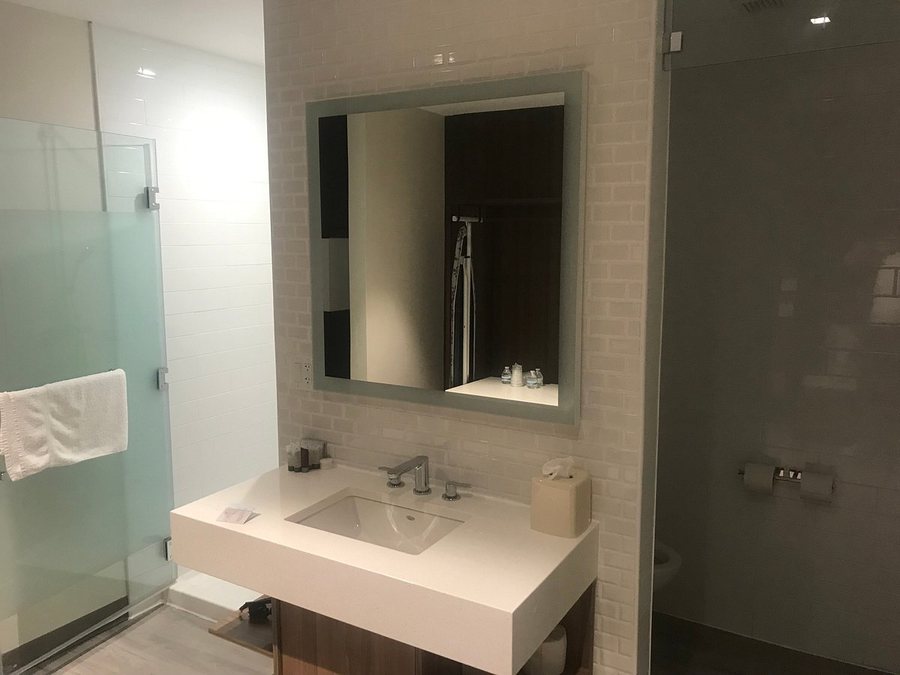 Wyndham Garden North Bergen Near Secaucus — Bathroom