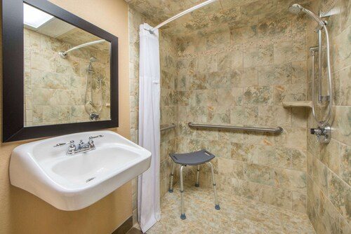 Wyndham Garden Oklahoma City Airport — Bathroom