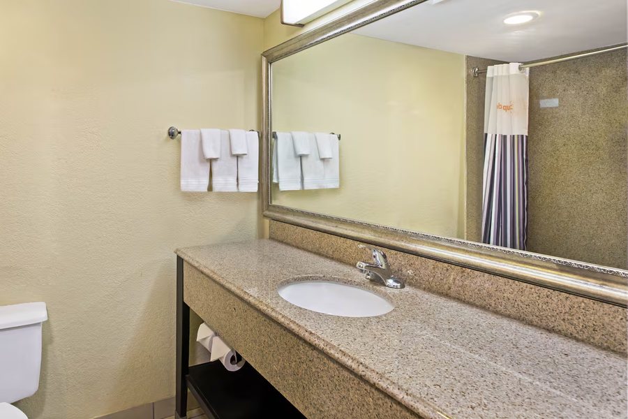 Wyndham Garden Salina and Conference Center — Bathroom