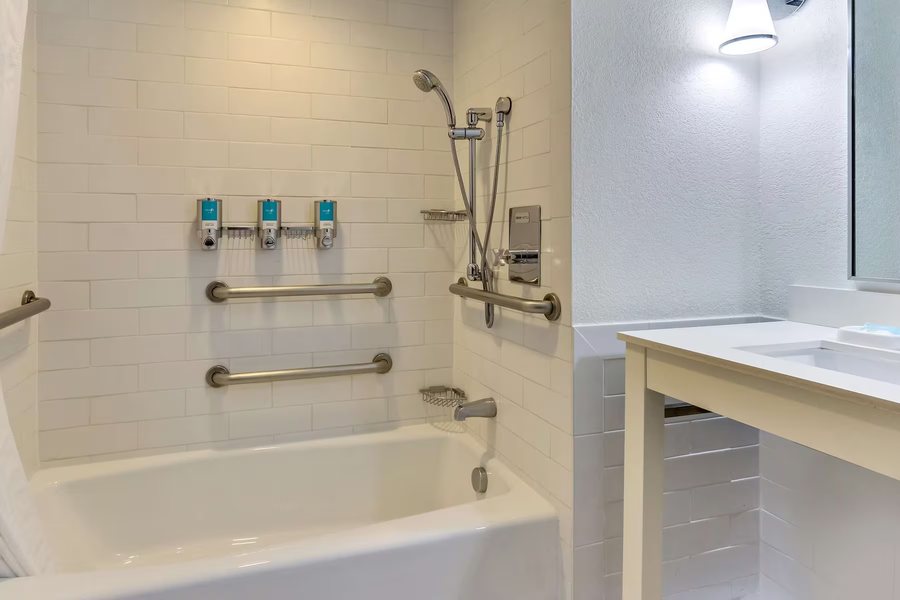 Wyndham Garden San Antonio Airport — Bathroom