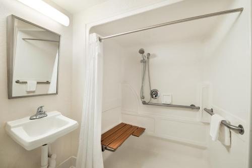 Wyndham Garden Tallahassee Capitol — Bathroom