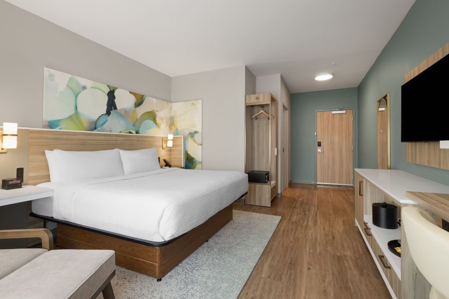 Wyndham Garden Tampa Fairgrounds casino — Guest room