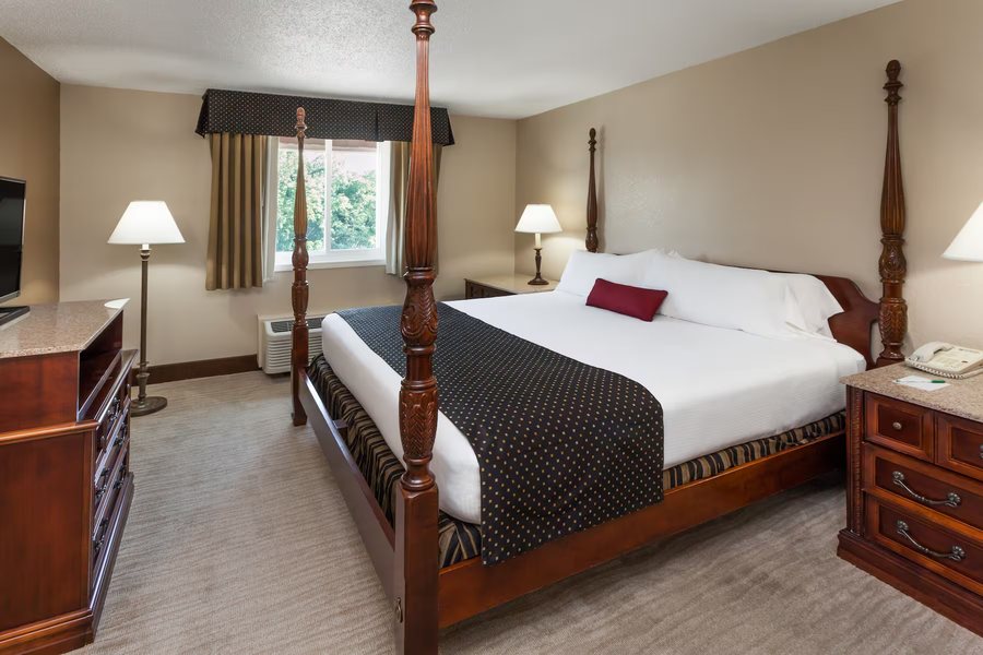 Wyndham Garden Warsaw — Guest room