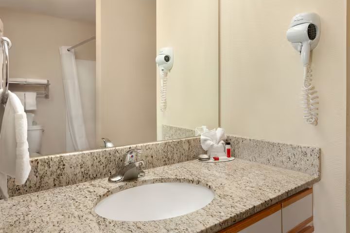Wyndham Garden Wichita Downtown — Bathroom