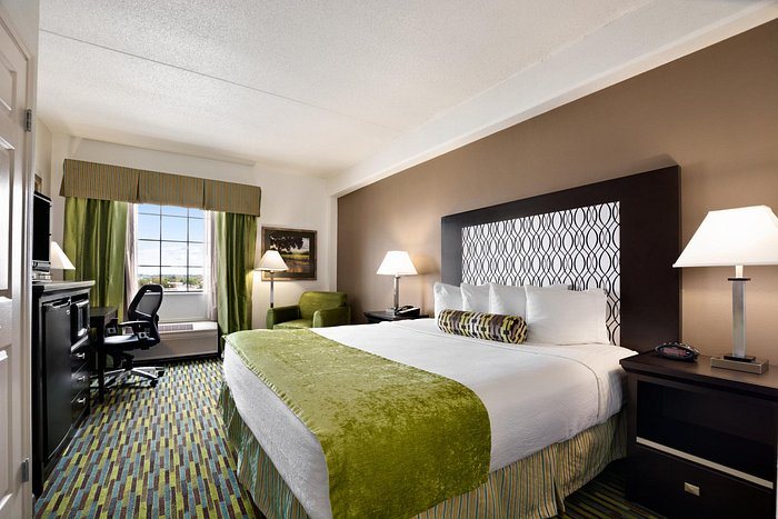 Wyndham Garden Wichita Downtown — Guest room