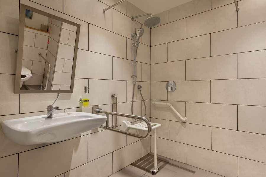 Wyndham Garden Zomin — Bathroom