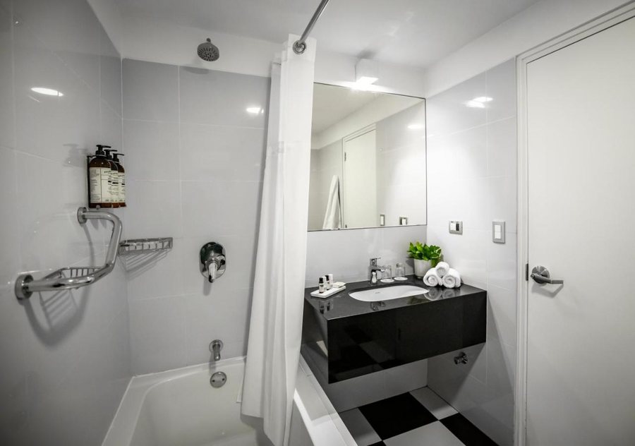 Wyndham Grand Costa Del Sol Lima Airport Lima Lima Region — Bathroom