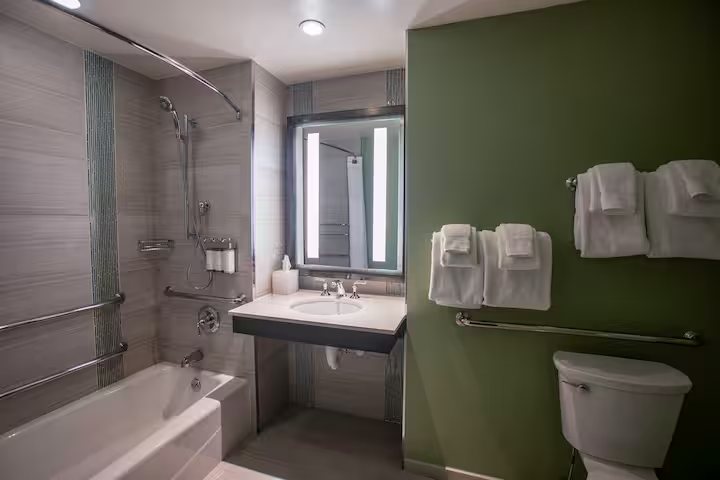 Wyndham Grand Jupiter at Harbourside Place — Bathroom