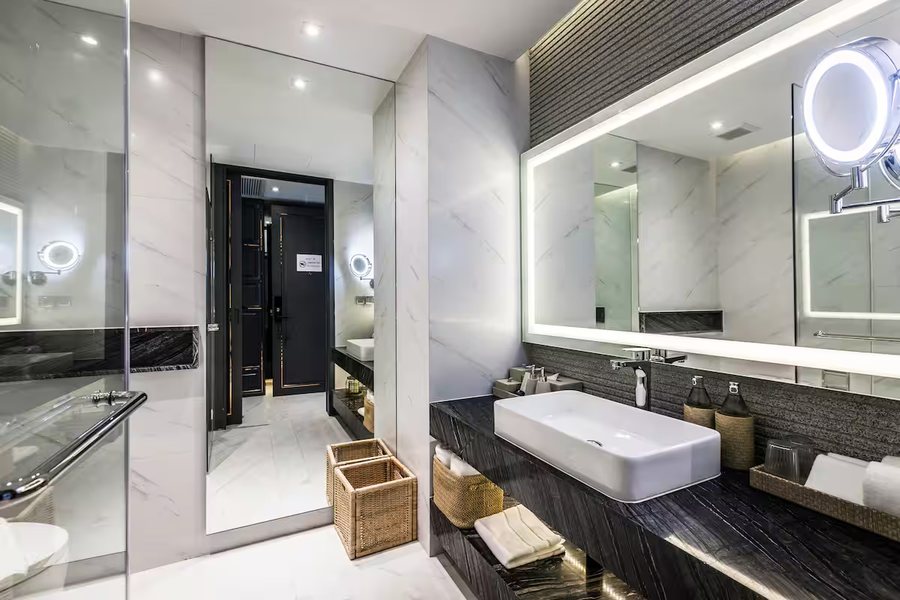 Wyndham Grand Nai Harn Beach Phuket — Bathroom