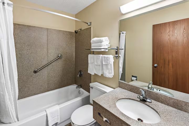 Wyndham Independence — Bathroom