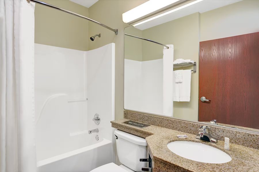 Wyndham Indianapolis Airport Hotel — Bathroom