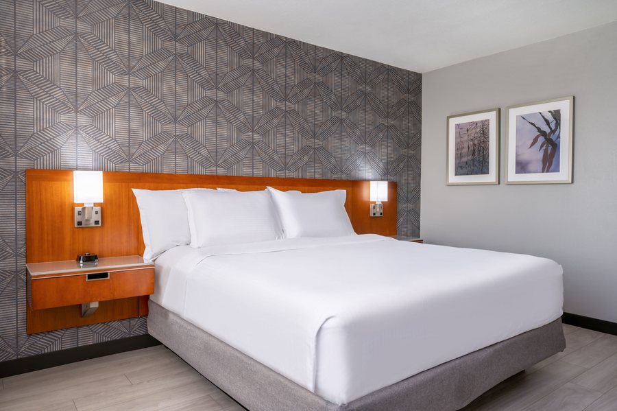 Wyndham Indianapolis Airport Hotel — Guest room