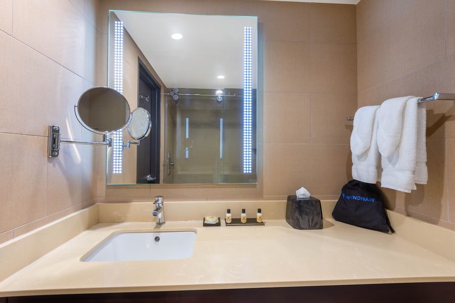 Wyndham Lancaster Resort and Convention Center — Bathroom