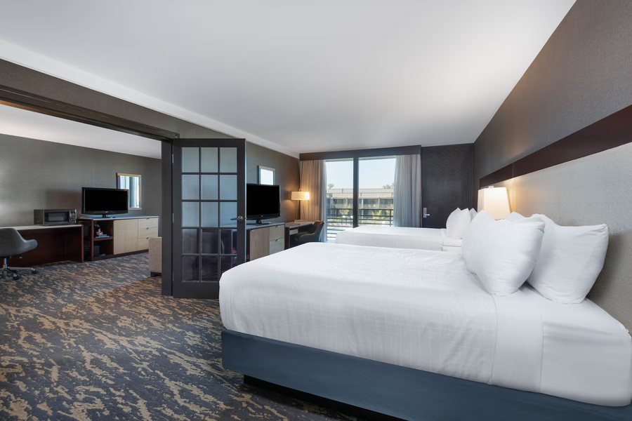 Wyndham Lancaster Resort and Convention Center — Guest room