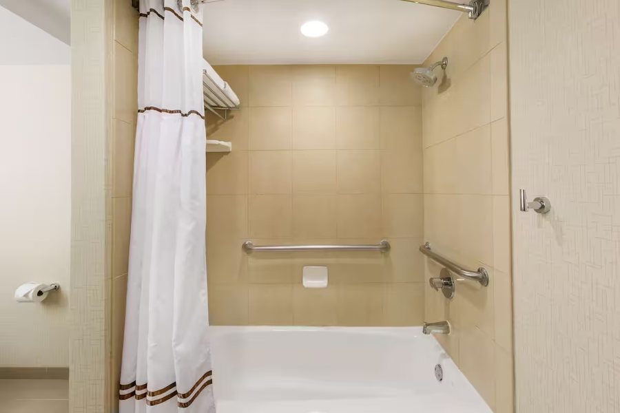Wyndham New Orleans French Quarter — Bathroom