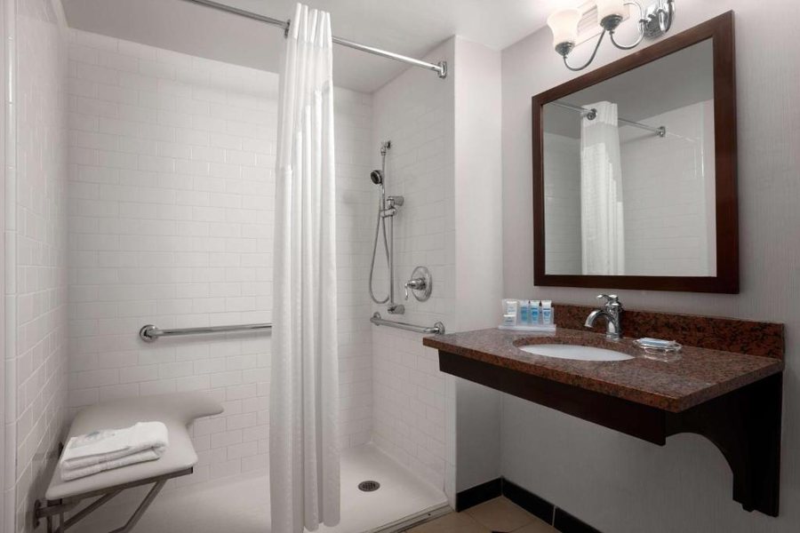 Wyndham Philadelphia Historic District — Bathroom