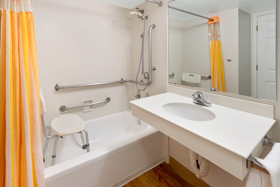 Wyndham Phoenix Airport Tempe — Bathroom