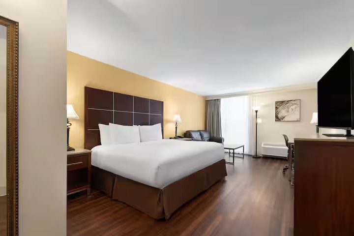 Wyndham Riverfront Little Rock — Guest room