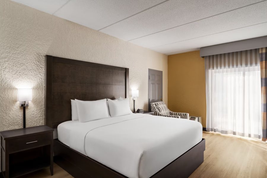 Wyndham Rochester Downtown — Guest room