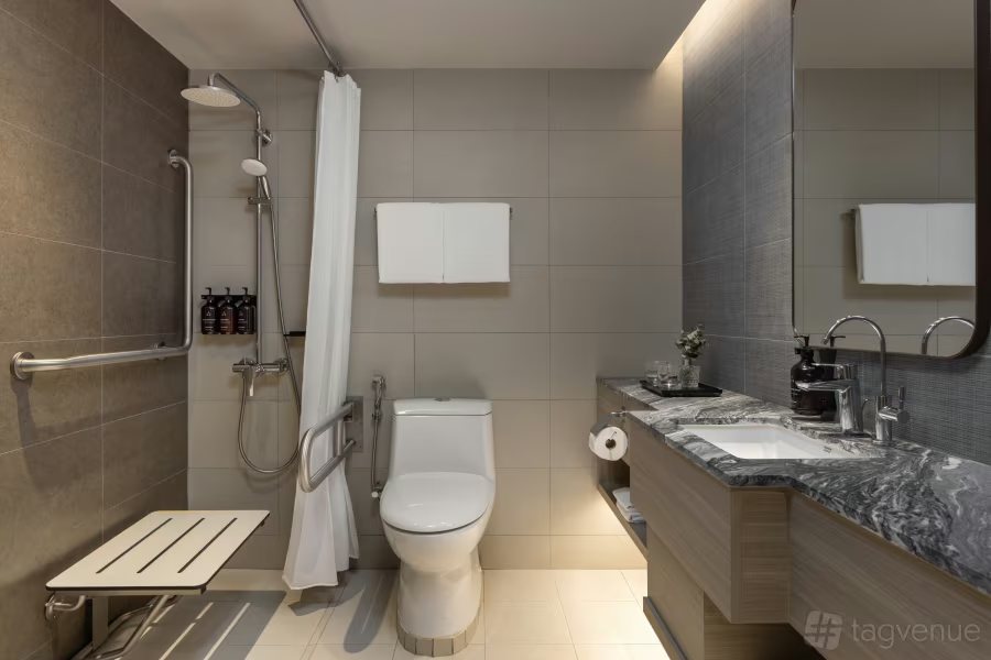 Wyndham Singapore Hotel — Bathroom