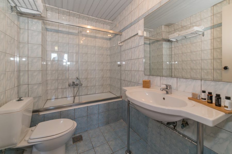 Xenos Kamara Beach — Bathroom